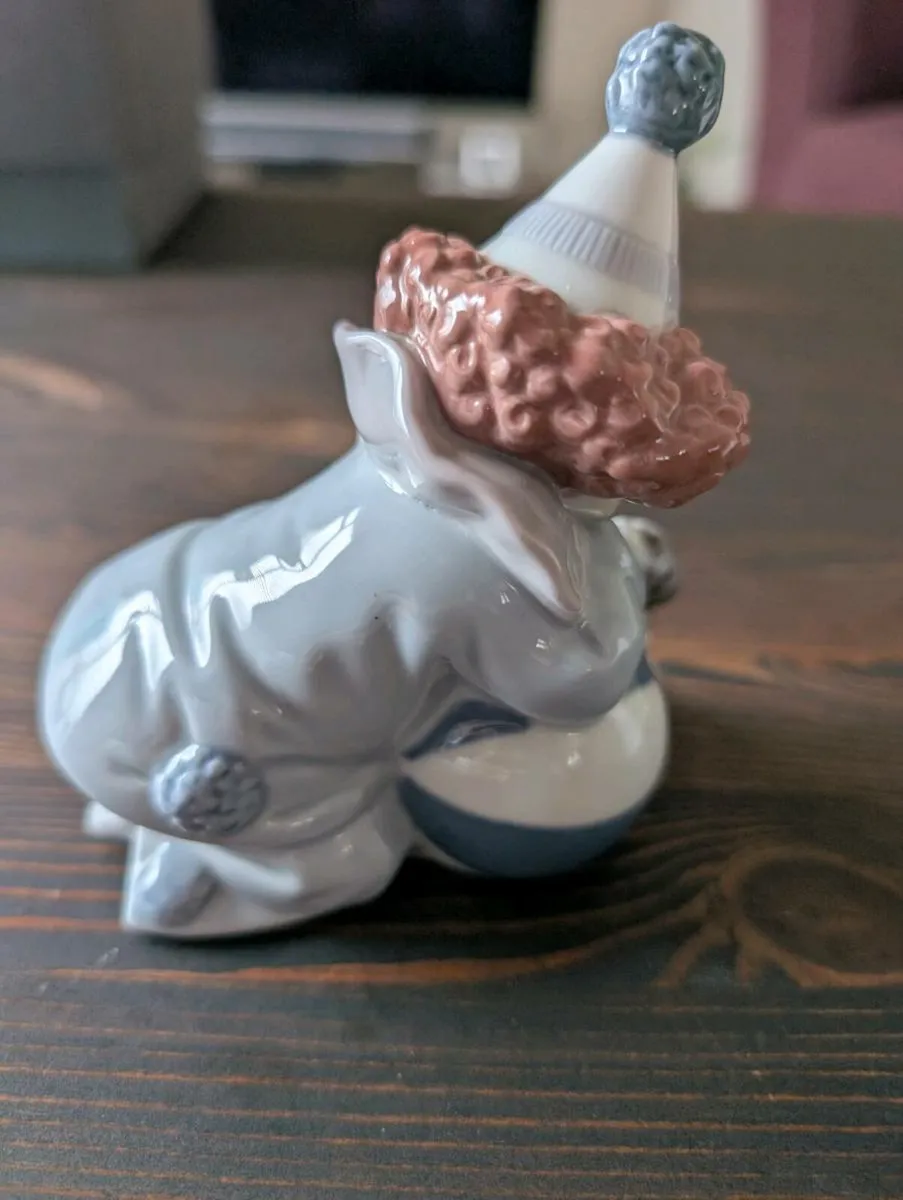 Lladro Pierre the Clown with puppy & ball - Image 2