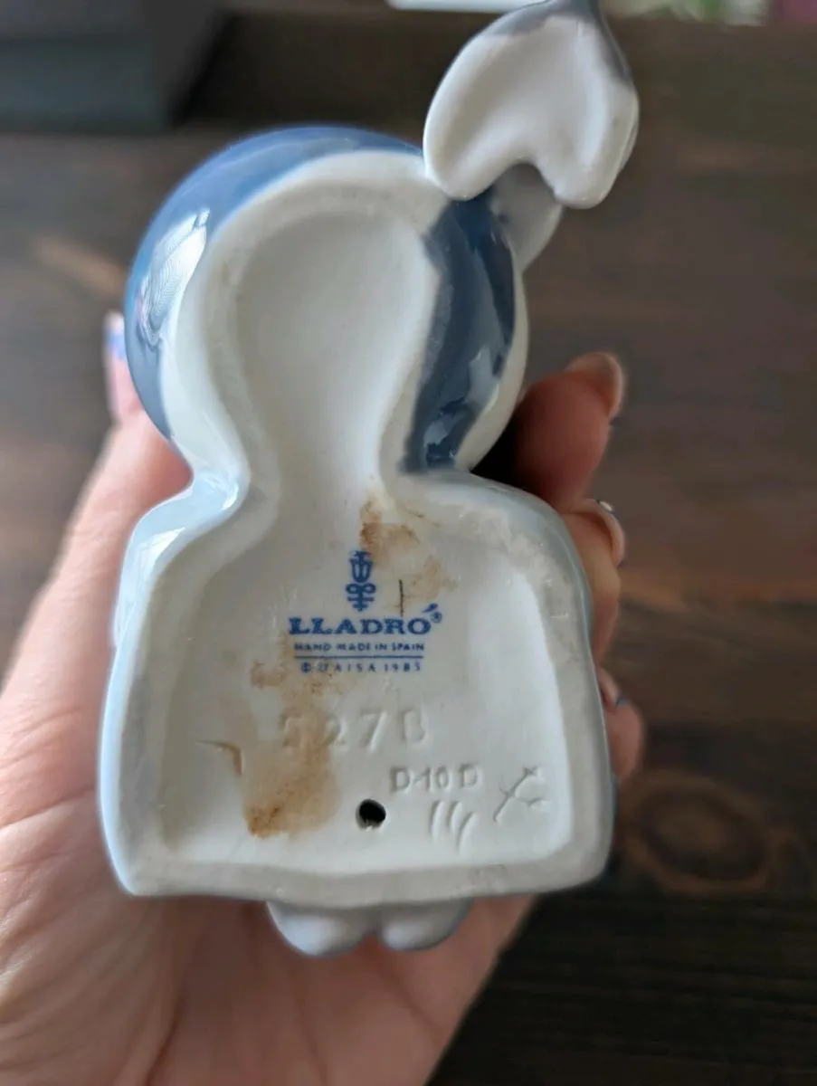 Lladro Pierre the Clown with puppy & ball - Image 3