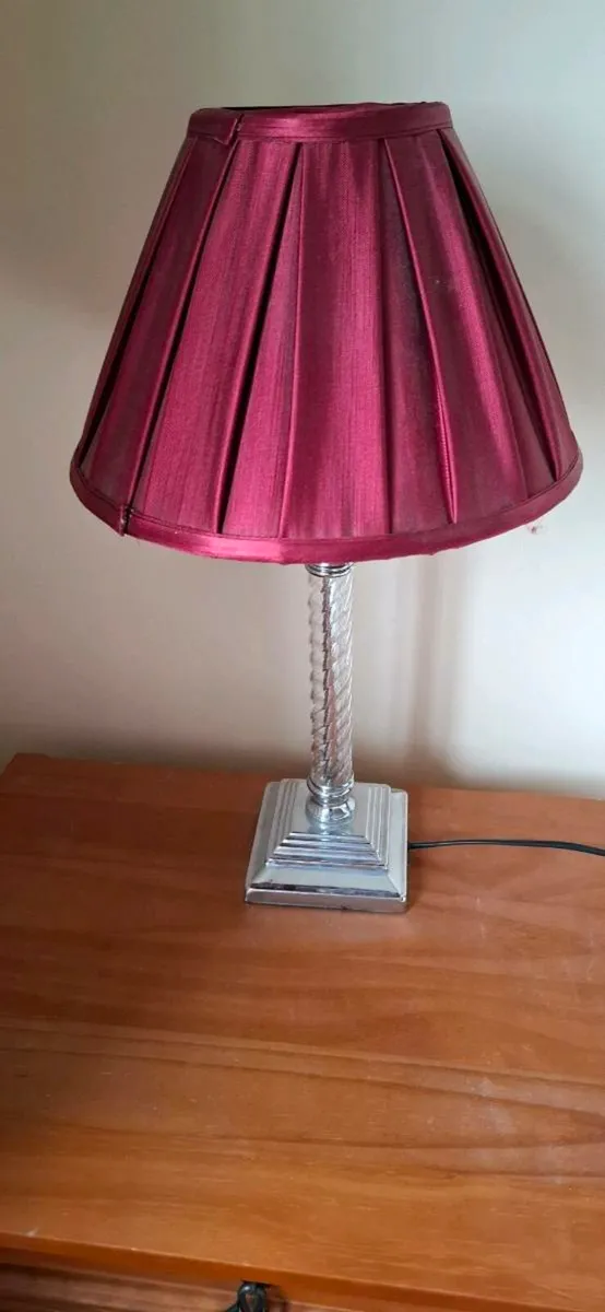 Red bedroom lamps x 2 - Image 1