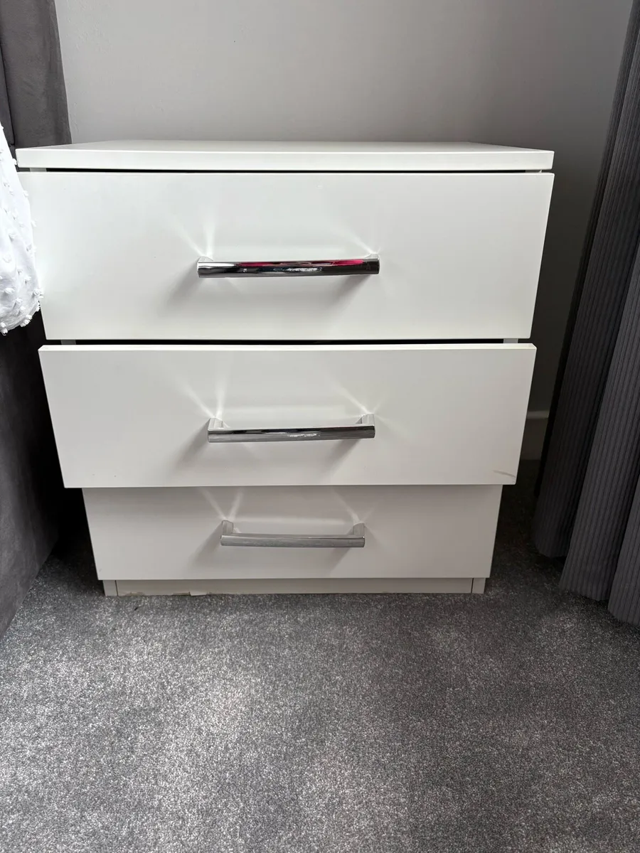 Chest of drawers and bedside locker - Image 1