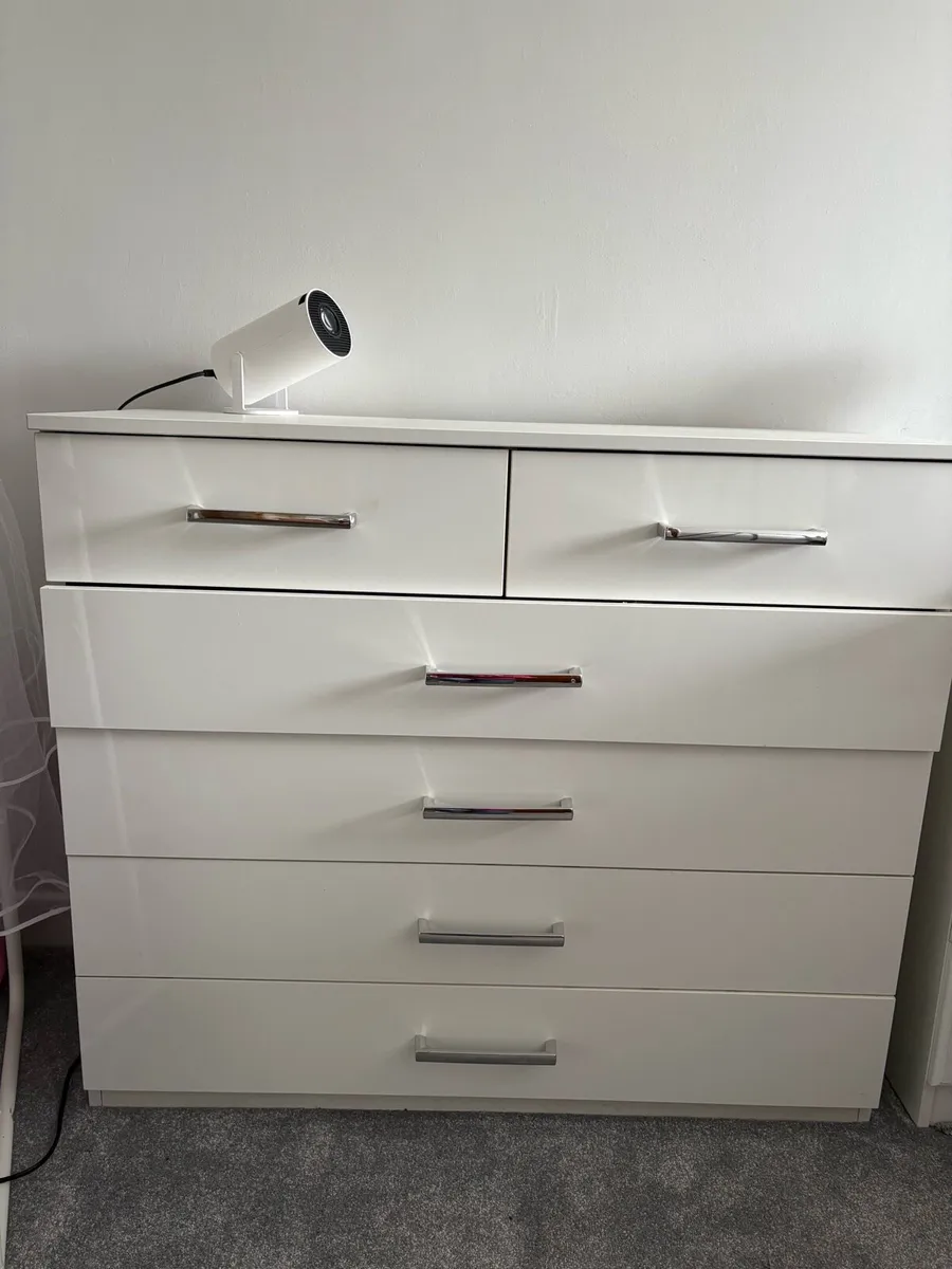 Chest of drawers and bedside locker - Image 2