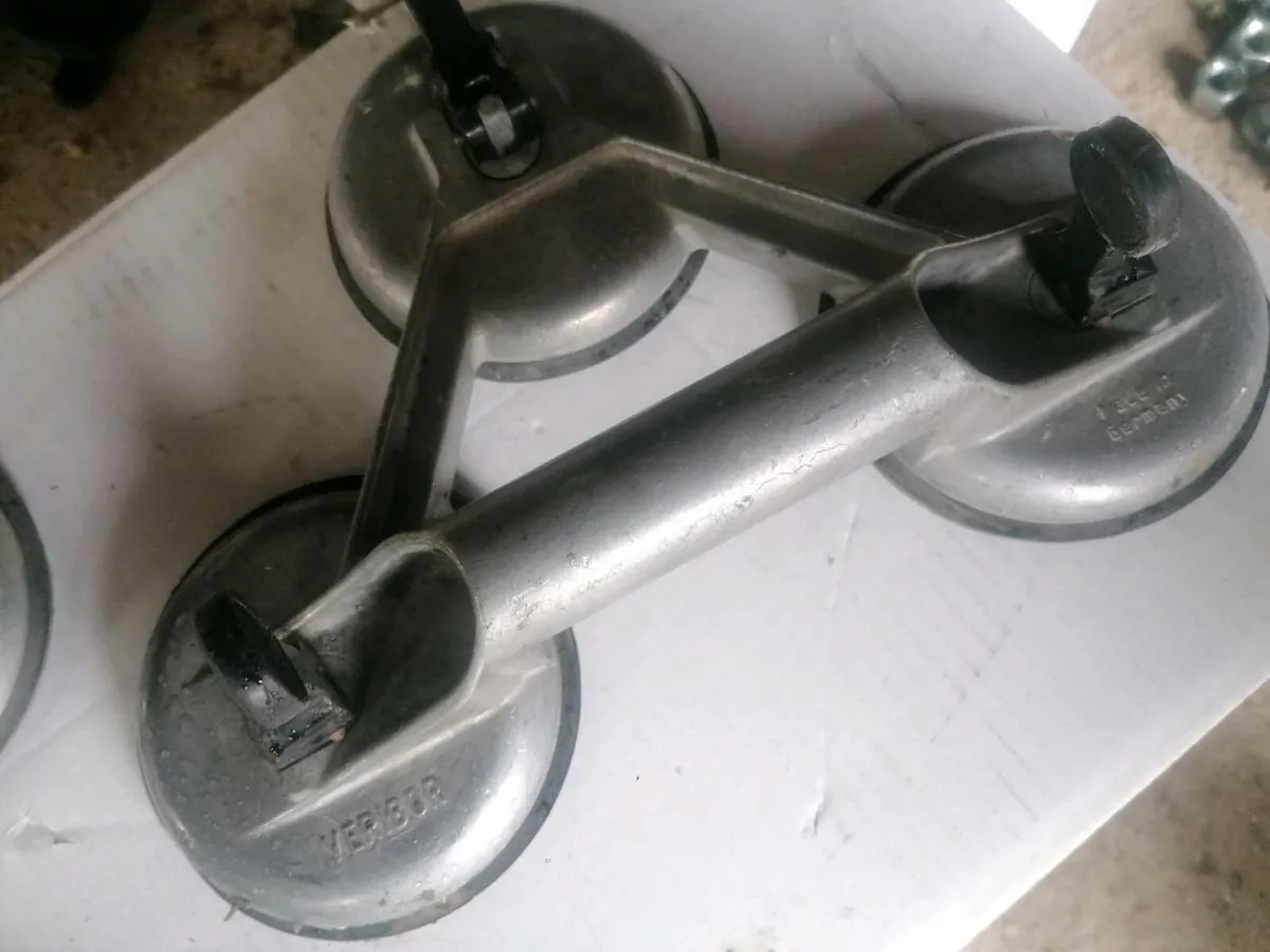 Suction lifters