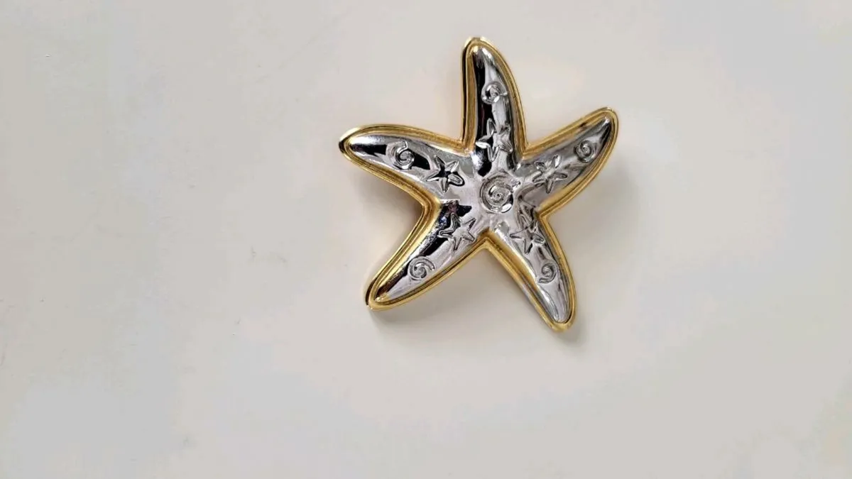 As new, starfish brooch - Image 1