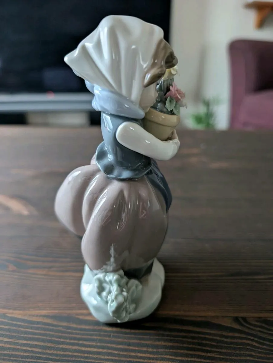Lladro "Spring is Here" Girl with flowers figurine - Image 4