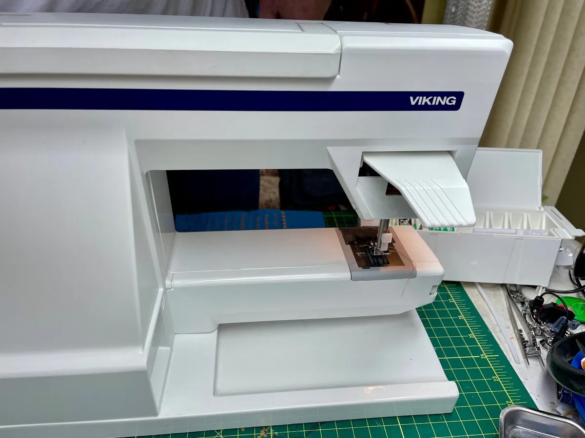 Huskvarna Viking Freesia 425 Sewing Machine - Serv - Image 4
