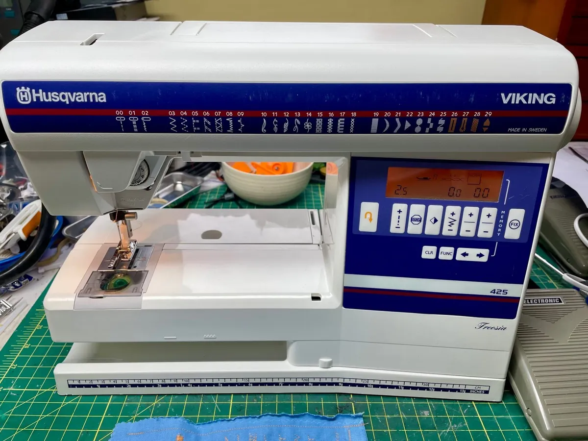 Huskvarna Viking Freesia 425 Sewing Machine - Serv - Image 1
