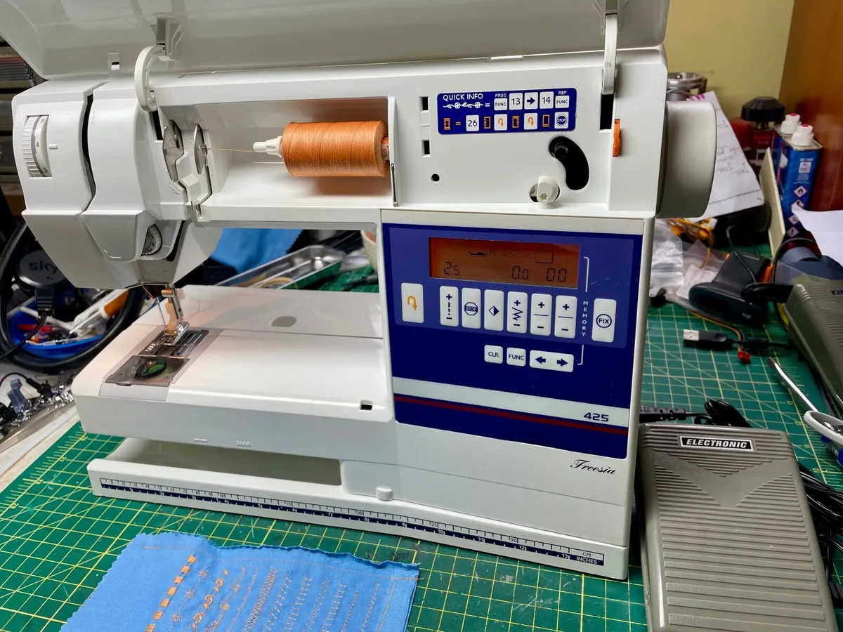 Huskvarna Viking Freesia 425 Sewing Machine - Serv - Image 2