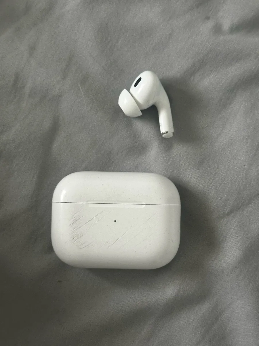 Right AirPod pro 2 with case - Image 1
