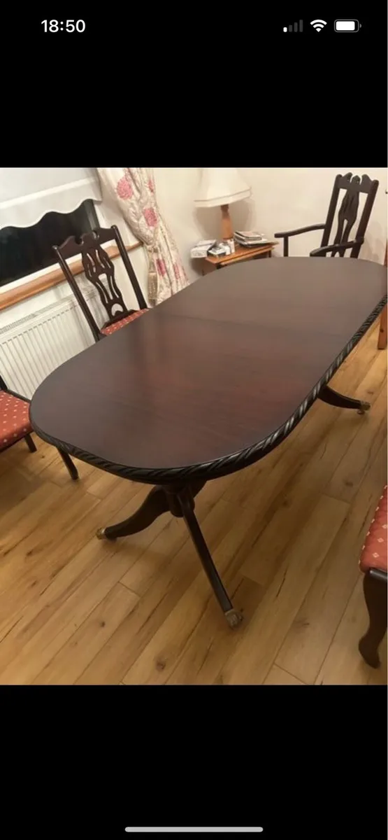 Table and chairs - Image 1
