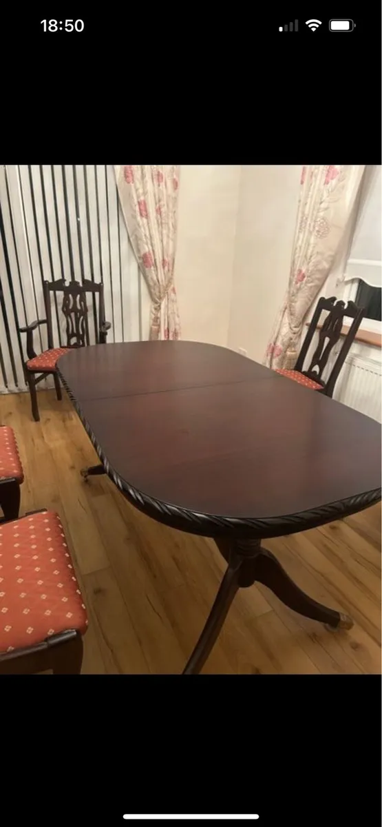 Table and chairs - Image 2