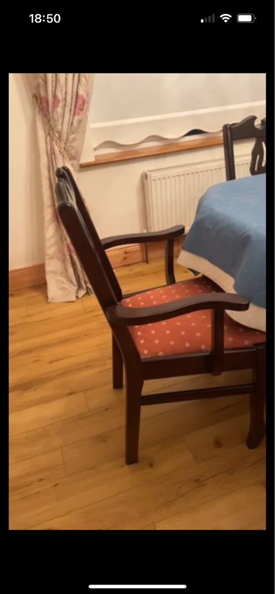 Table and chairs - Image 3