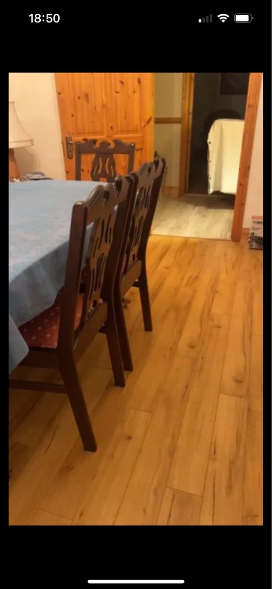 Table and chairs - Image 4
