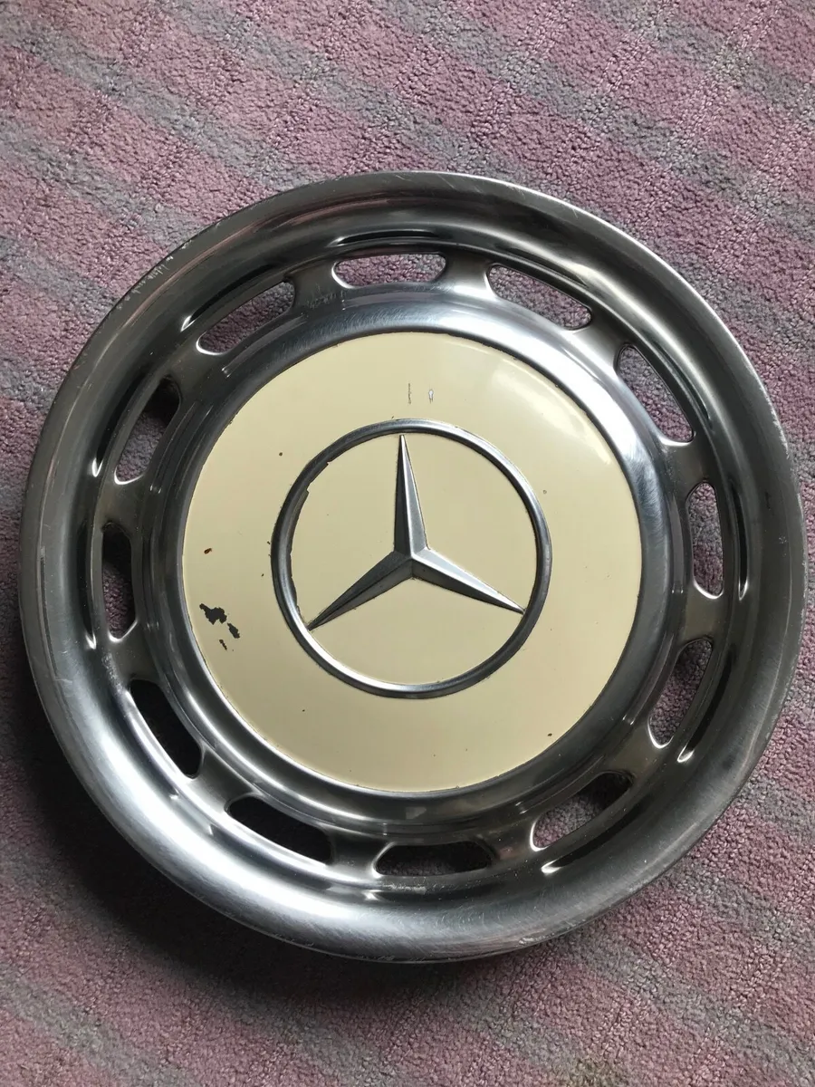 Mercedes’ car hub cap - Image 1