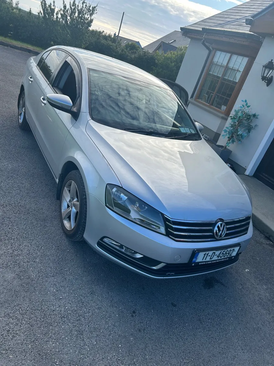 Volkswagen Passat 2011 - Image 2