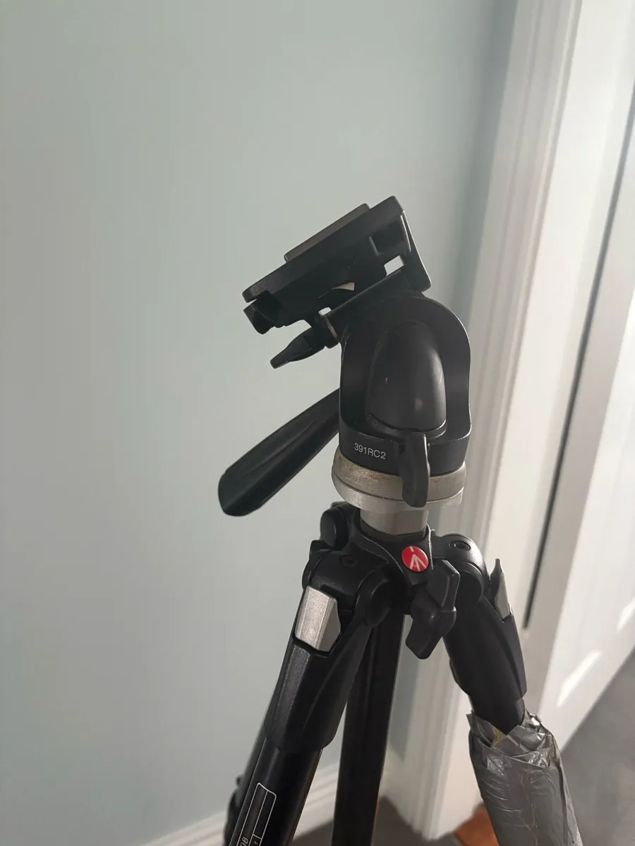 Manfrotto 190XDB Camera Tripod - Image 2