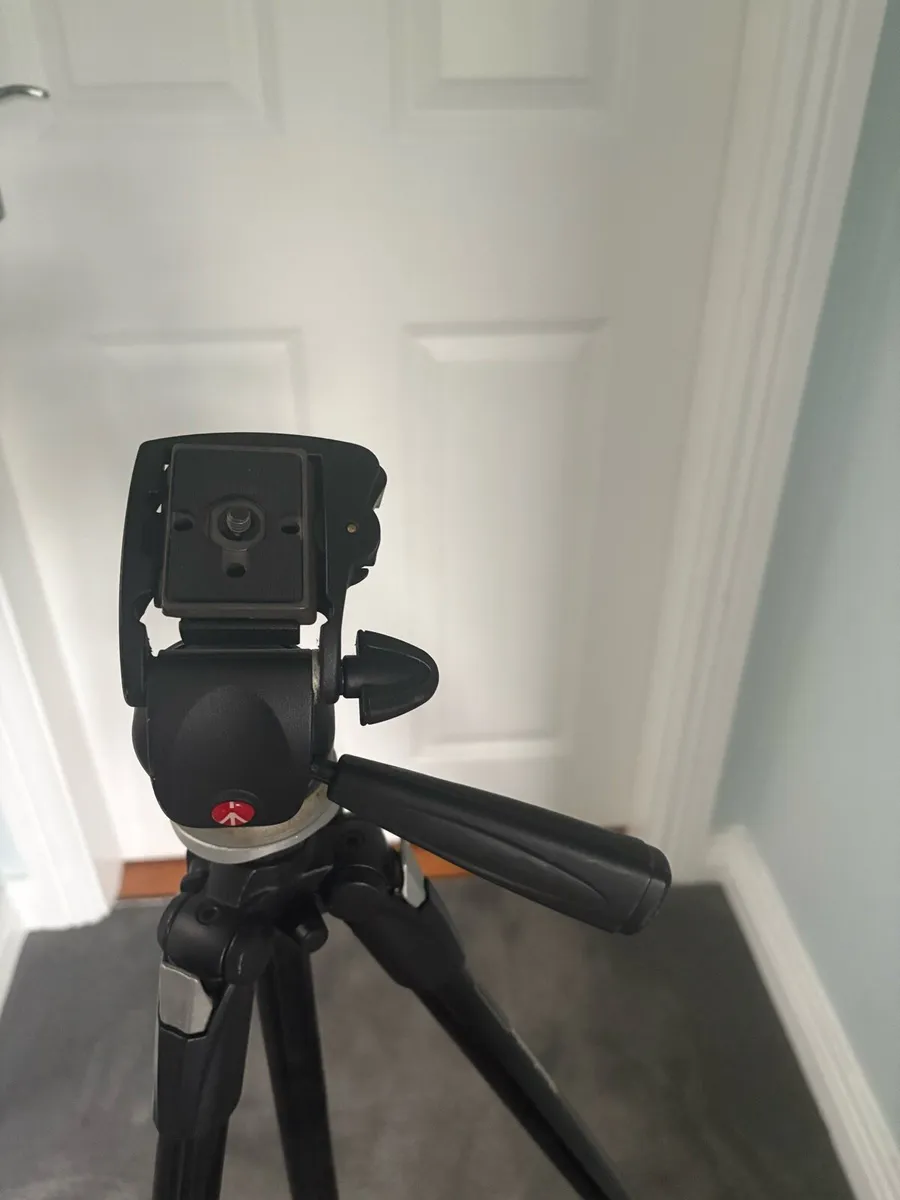 Manfrotto 190XDB Camera Tripod - Image 4