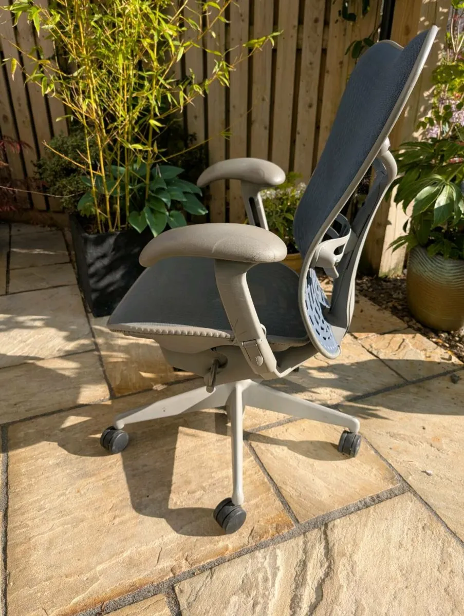 Ergonomic office chair - Image 4