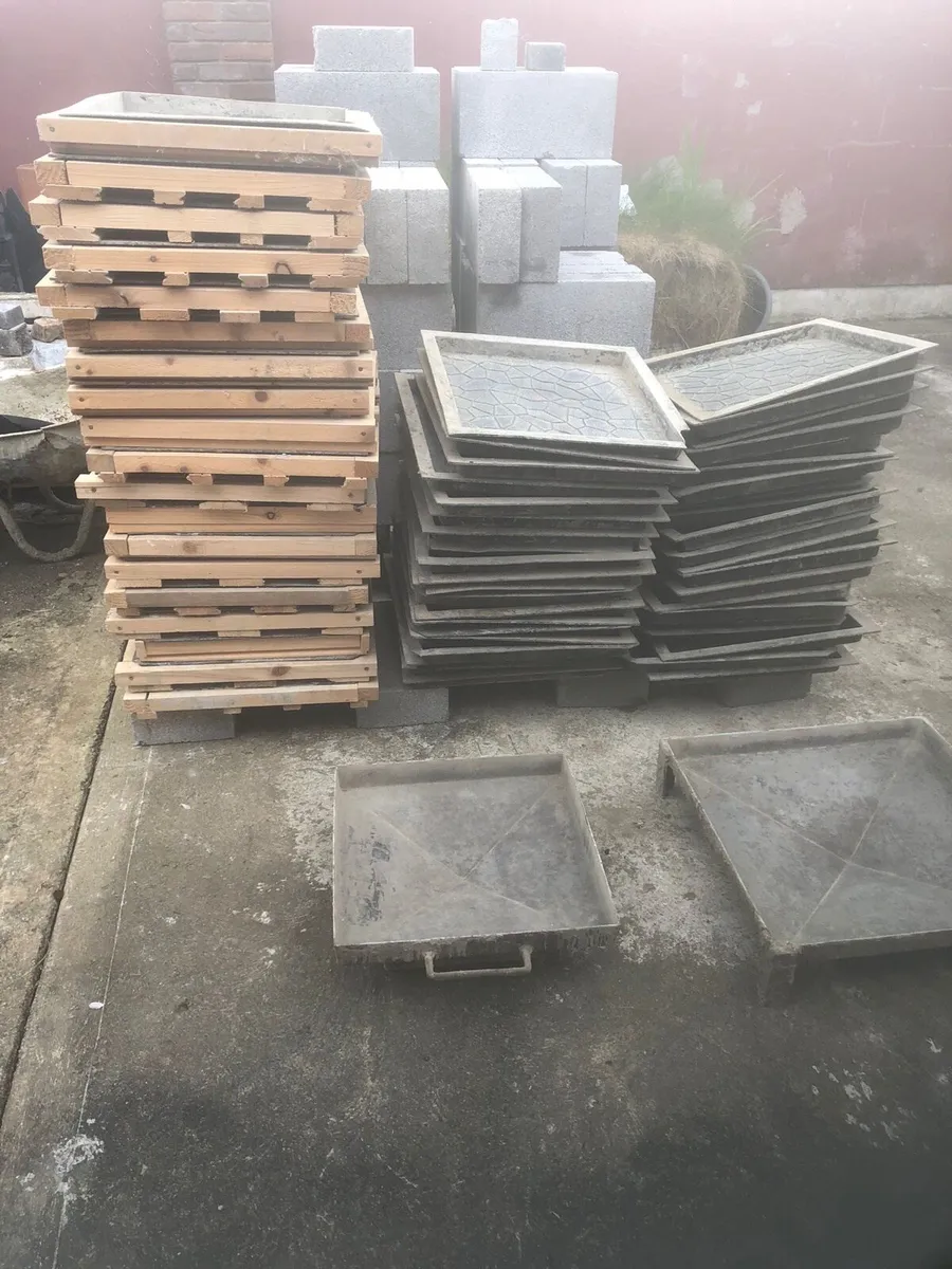 Vibrating Table and molds - Image 1