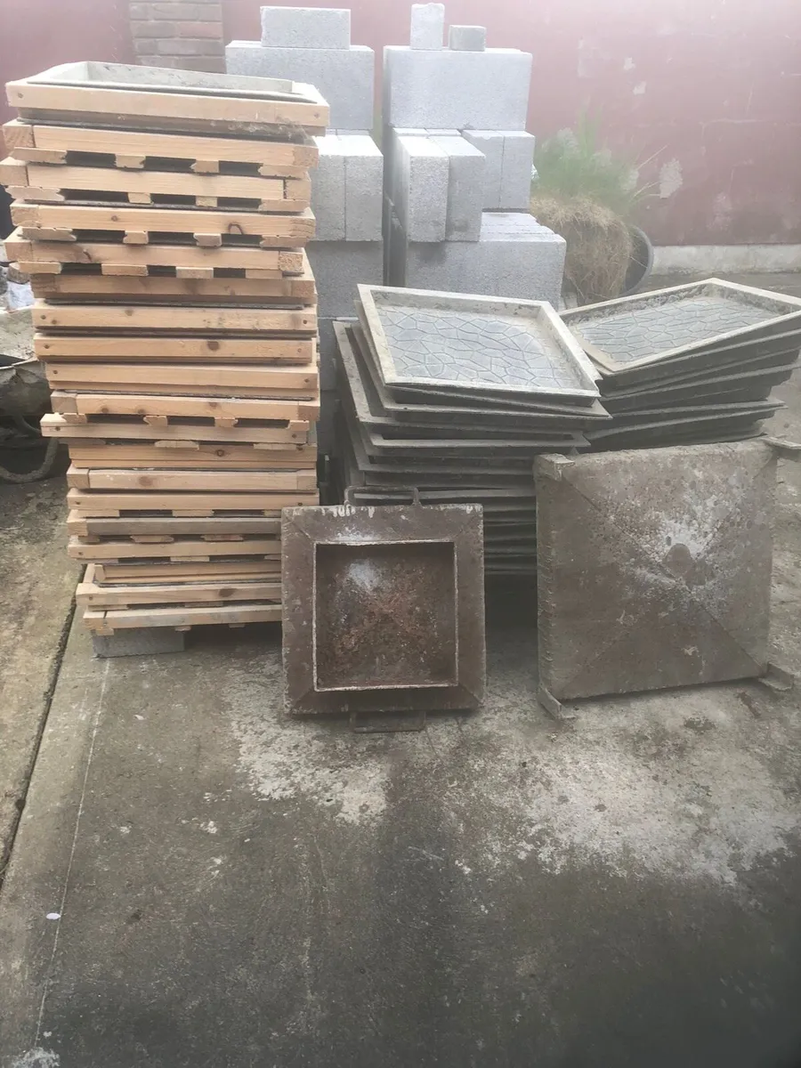 Vibrating Table and molds - Image 2