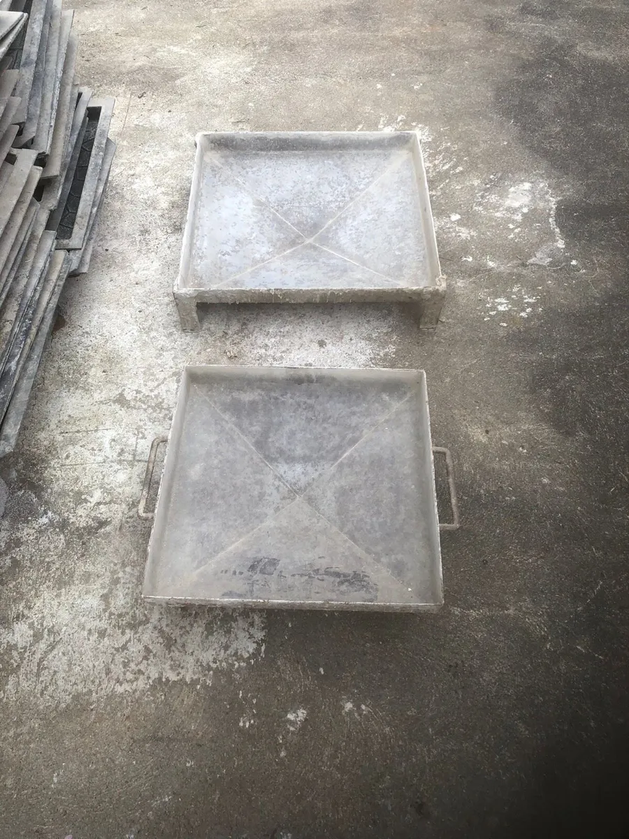 Vibrating Table and molds - Image 3