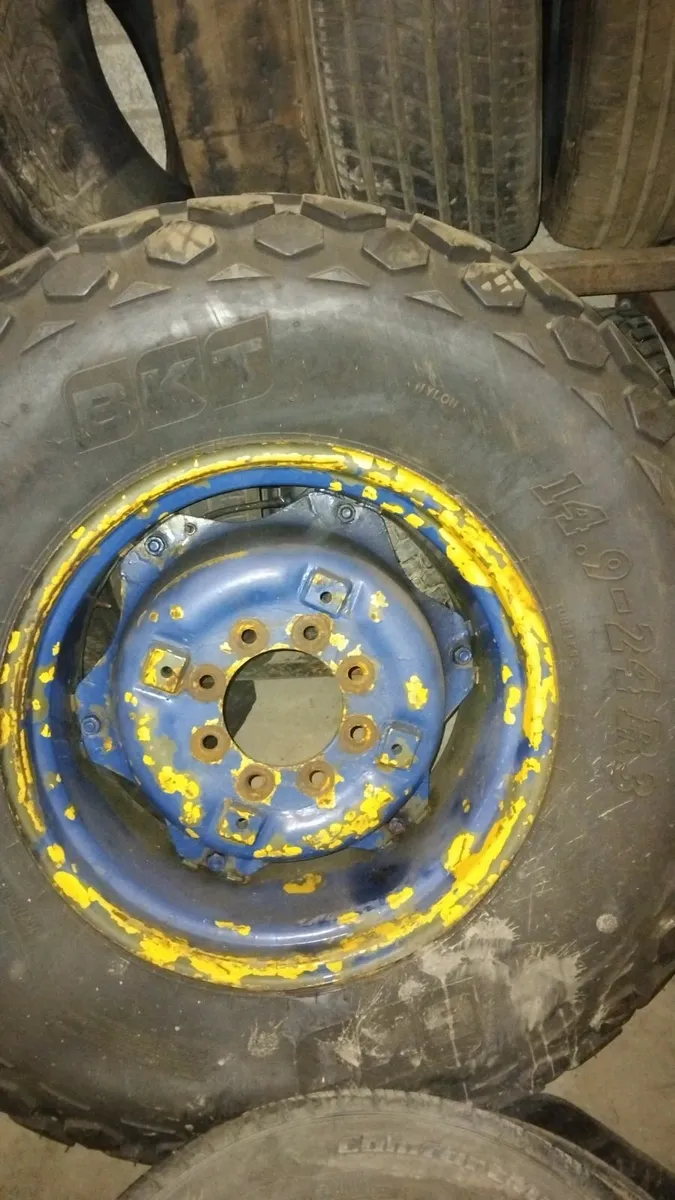 Tractor wheel ,outboard engine,bulk head for merc - Image 3
