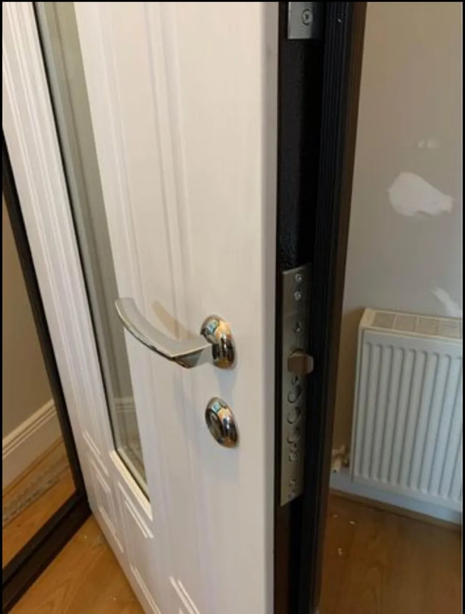 Front door - Image 3
