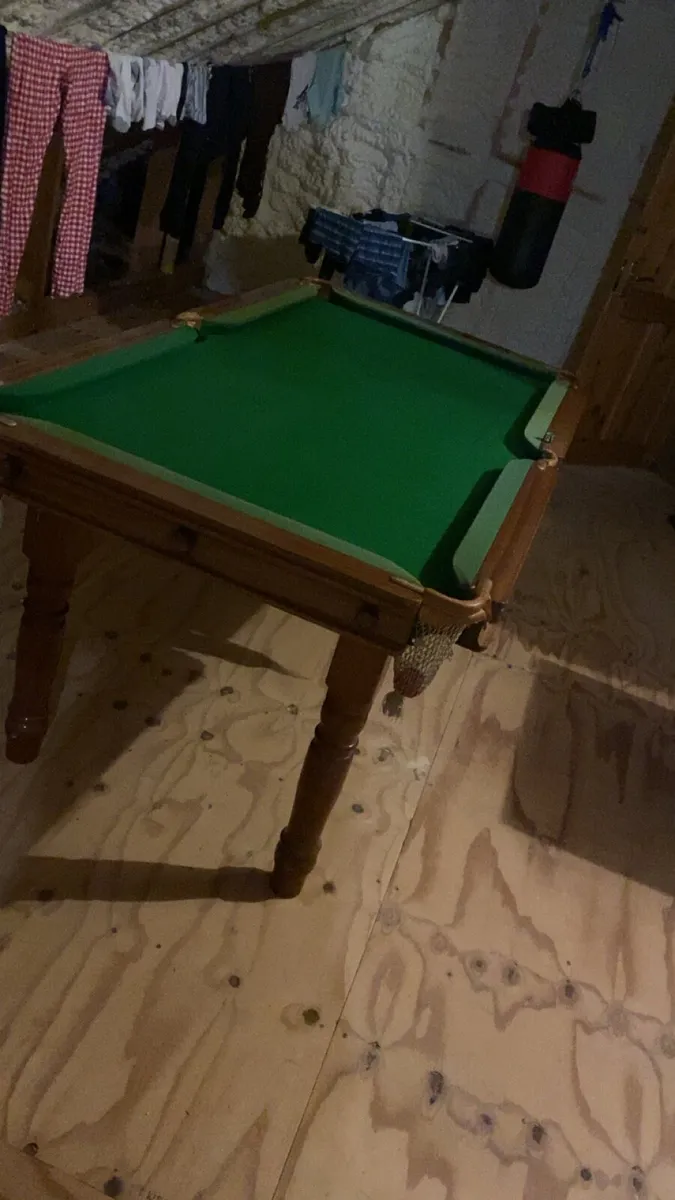 Pool table - Image 1