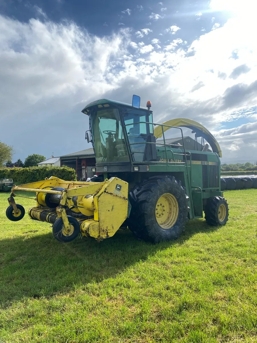 John Deere 6810 harvester - Image 1