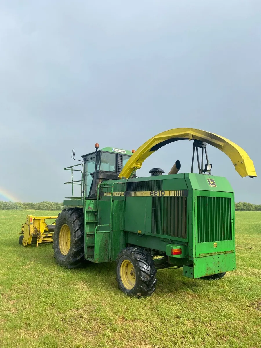 John Deere 6810 harvester - Image 2