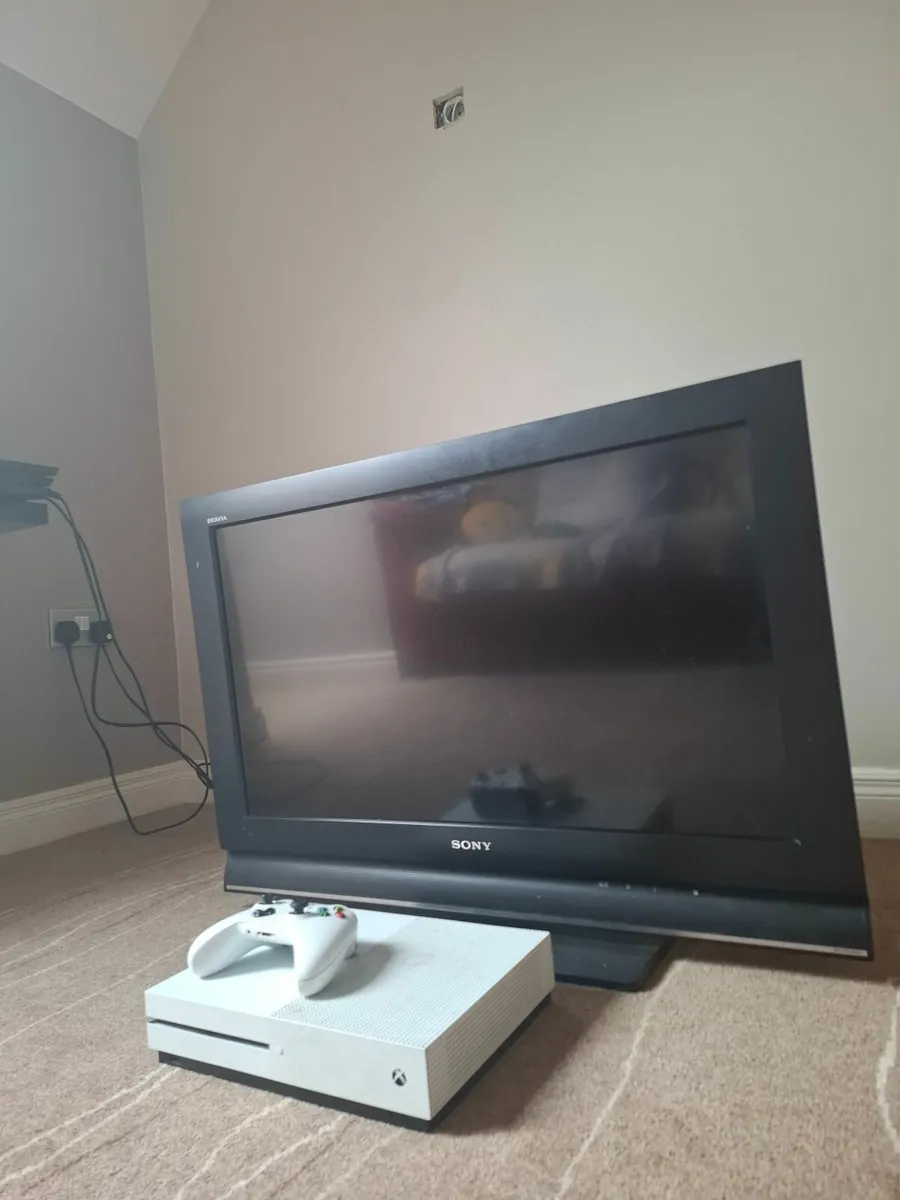 Xbox,tv and controller - Image 1