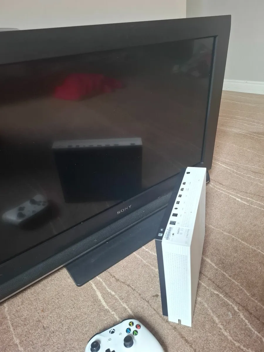 Xbox,tv and controller - Image 2