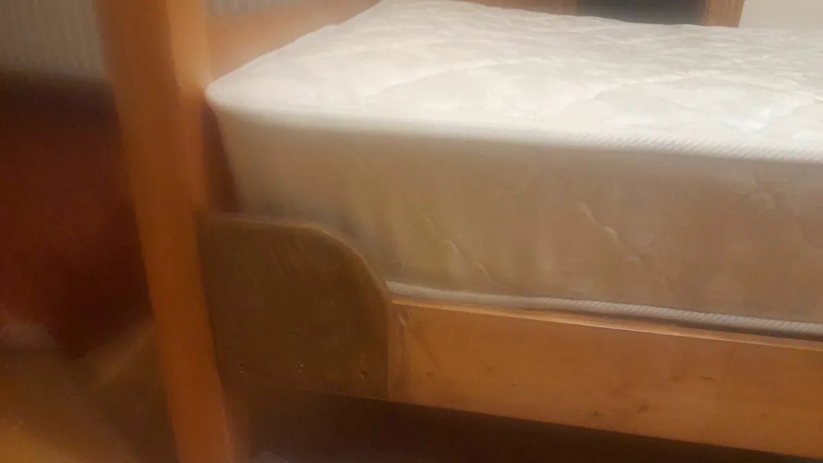 Single bed - Image 1