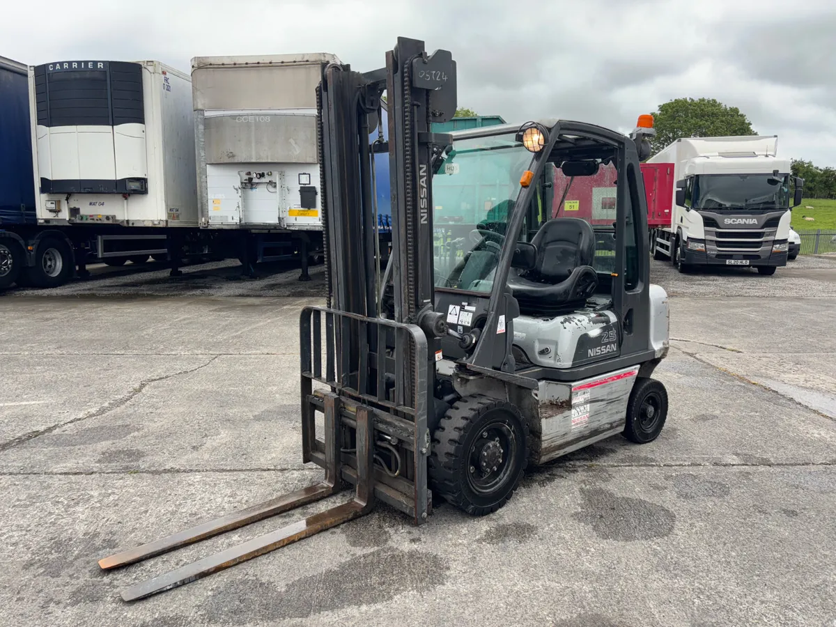 2.5 ton Nissan Diesel forklift Side shift - Image 1