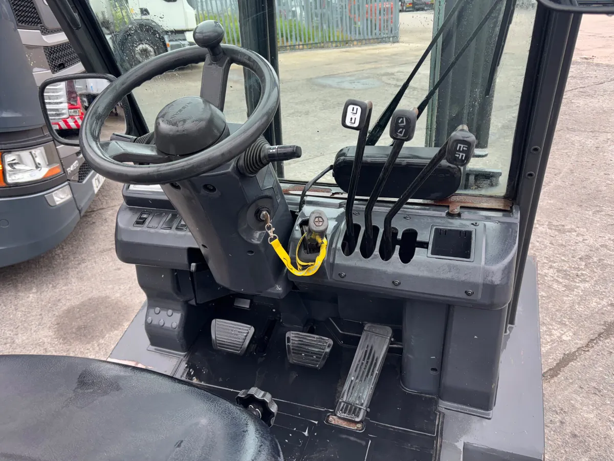 2.5 ton Nissan Diesel forklift Side shift - Image 3