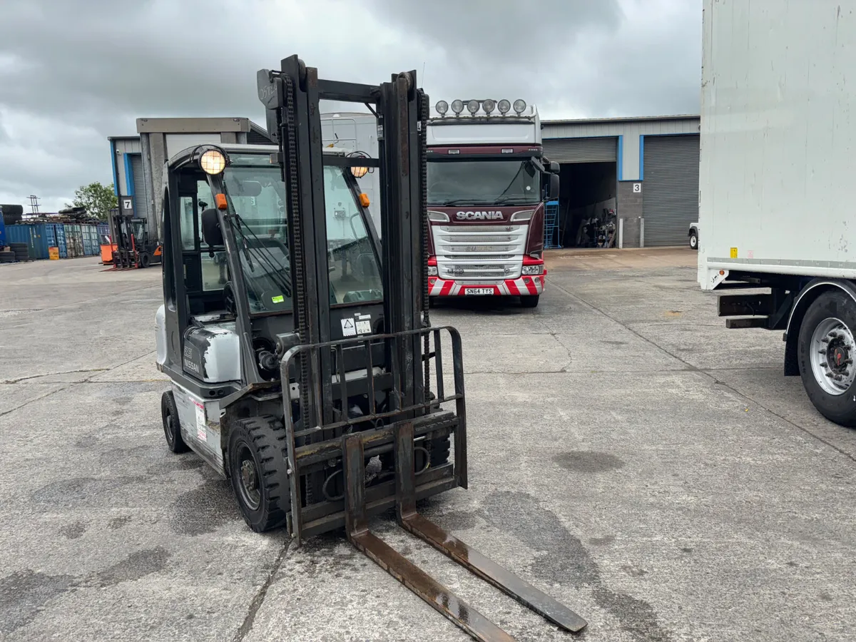 2.5 ton Nissan Diesel forklift Side shift - Image 4