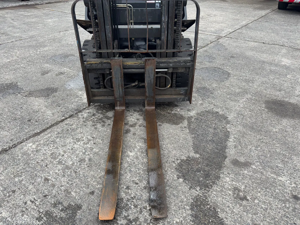 2.5 ton Nissan Diesel forklift Side shift - Image 2