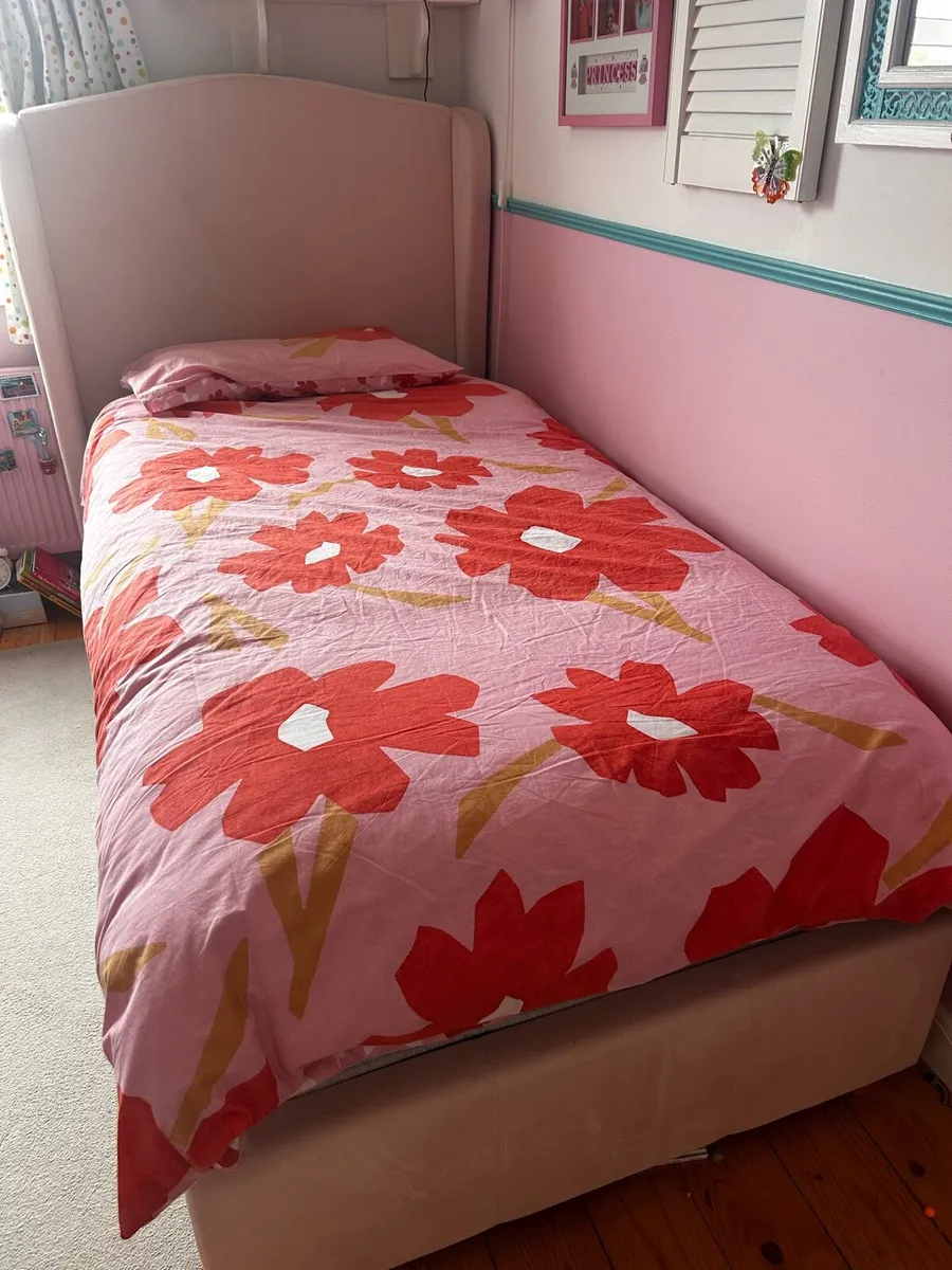 Velvet blush pink single bed (x2 for €500) - Image 1