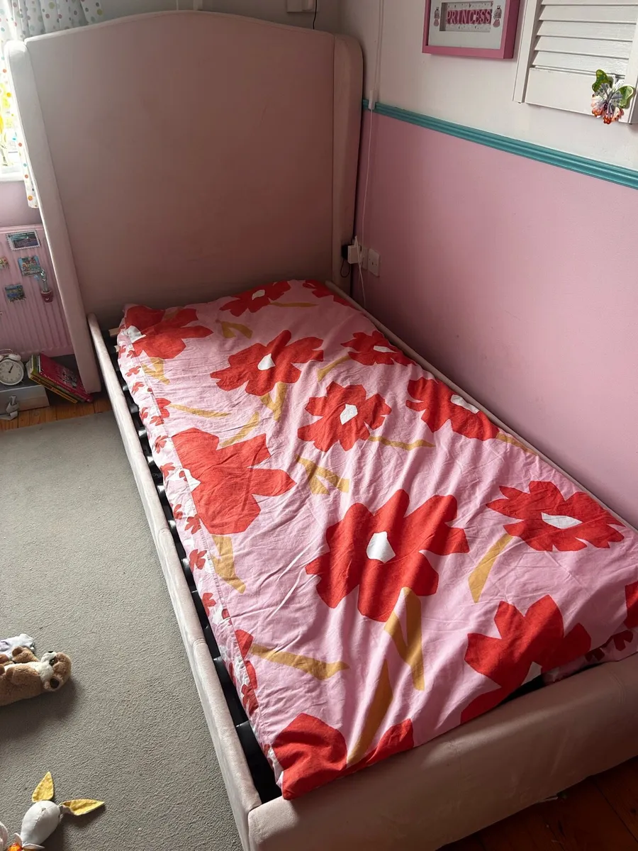 Velvet blush pink single bed (x2 for €500) - Image 2
