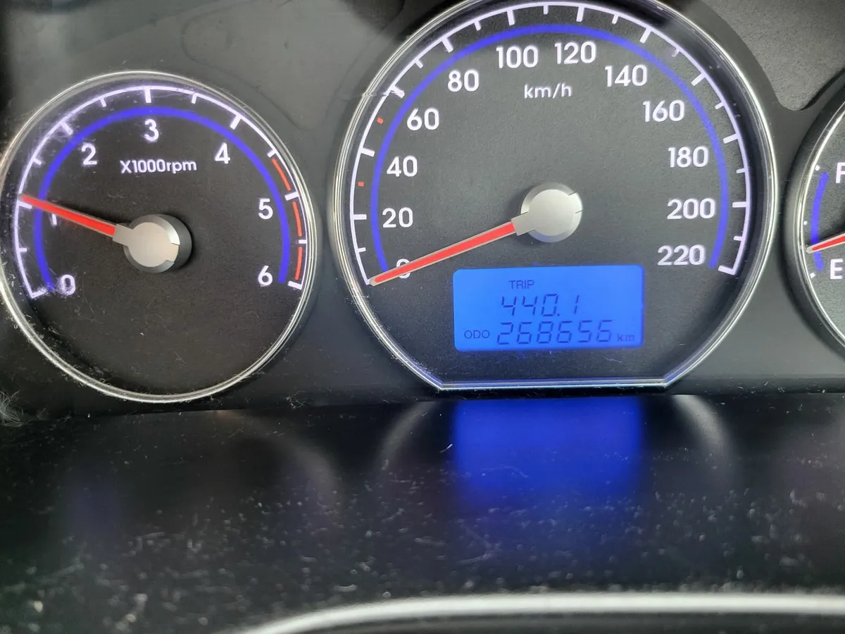 Hyundai Santa Fe 2011 - Image 1