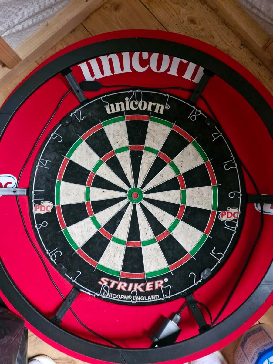 Dart board & ring light - Image 1