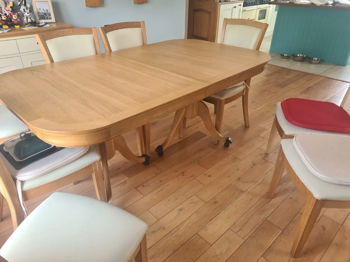 Extendable Table and 8 chairs - Image 1