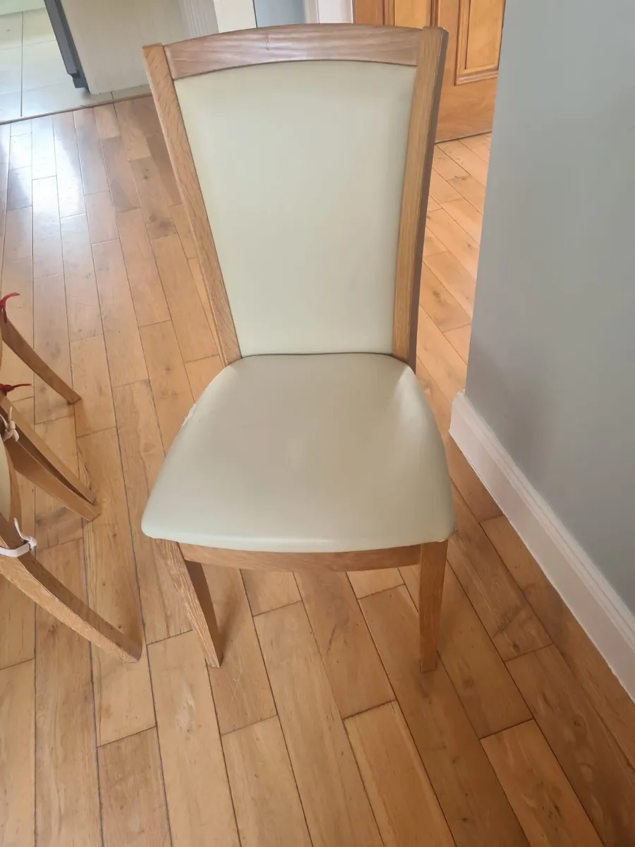 Extendable Table and 8 chairs - Image 2