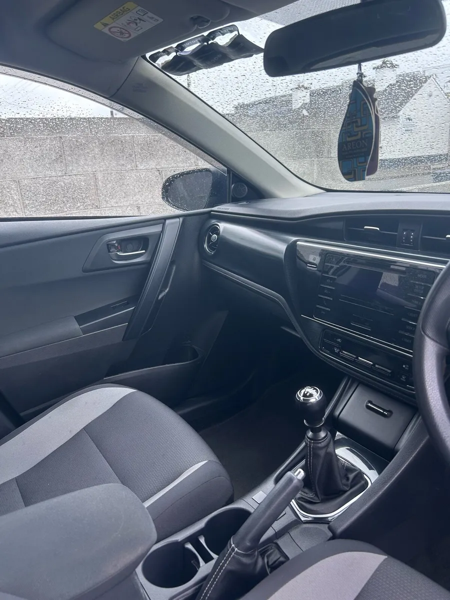 Toyota Auris 2016 - Image 2