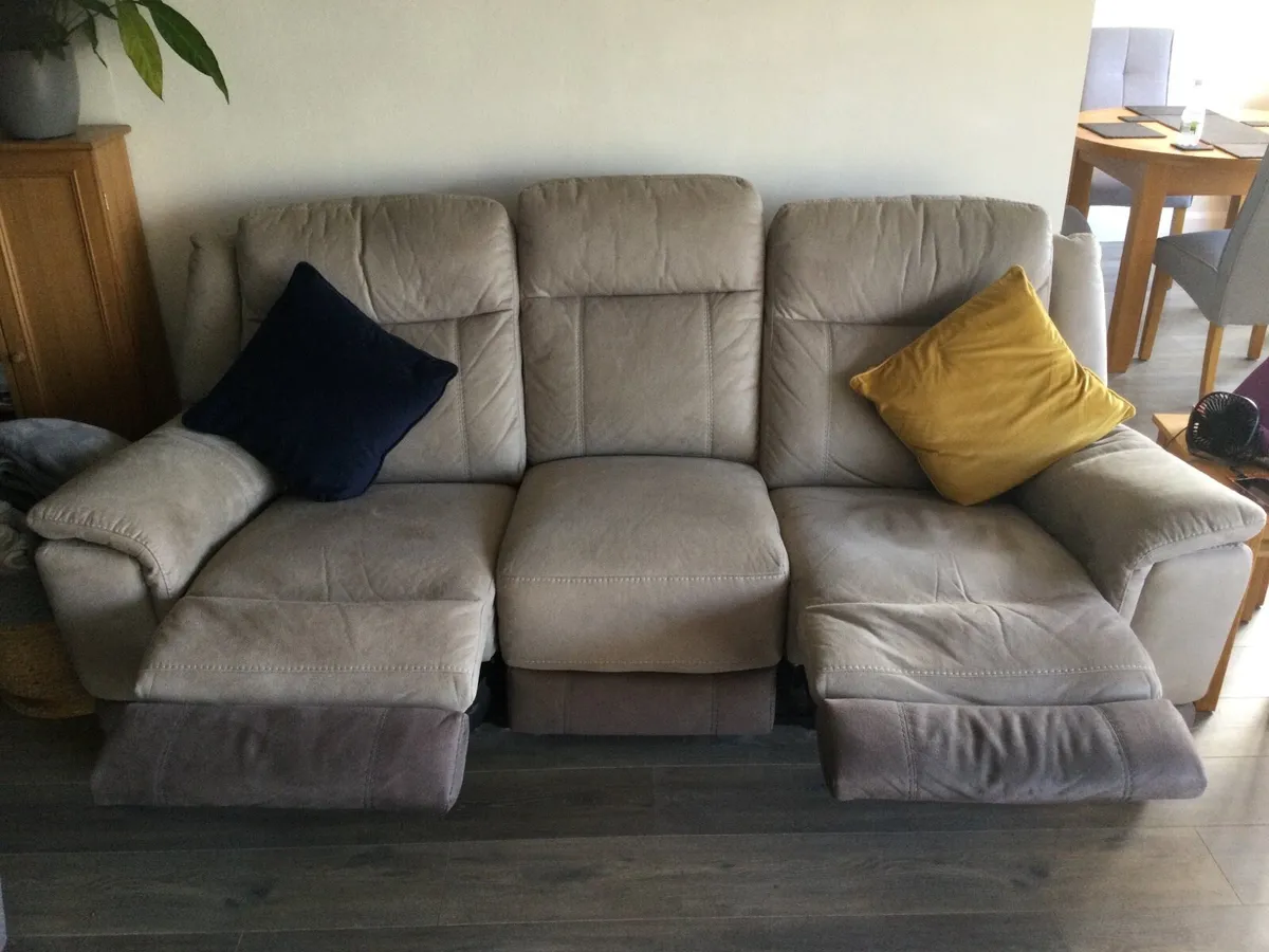 3 seat & 2 seat recliner sofas plus recliner chair - Image 2