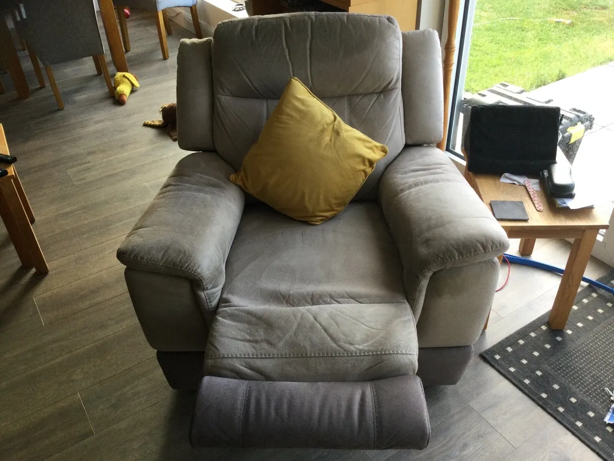 3 seat & 2 seat recliner sofas plus recliner chair - Image 3