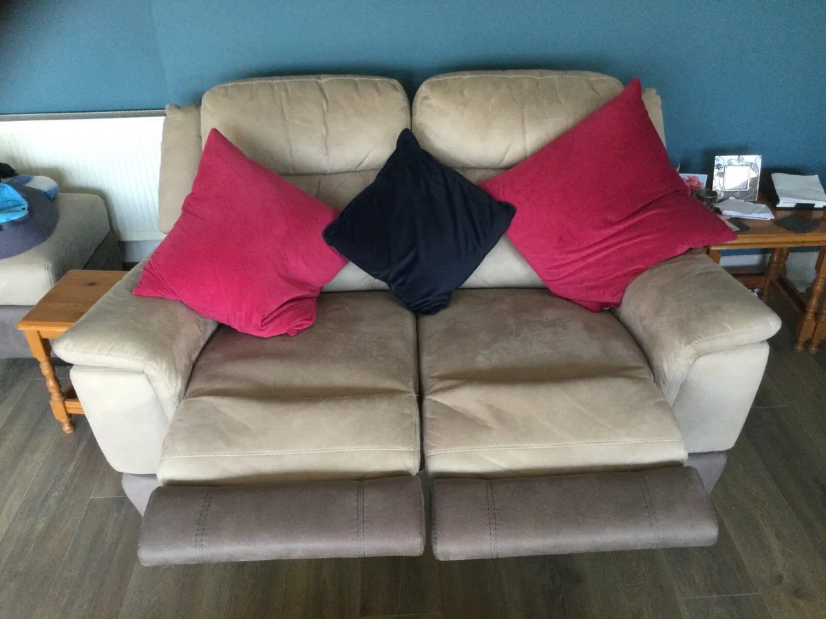 3 seat & 2 seat recliner sofas plus recliner chair - Image 4