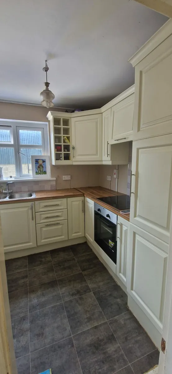 Entire Kitchen - Image 1
