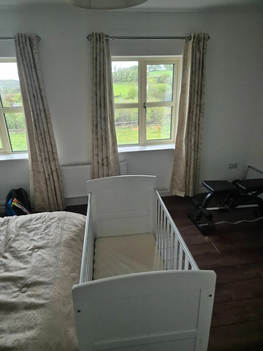 Baby's Cot and Baby Einstein Entertainer - Image 1