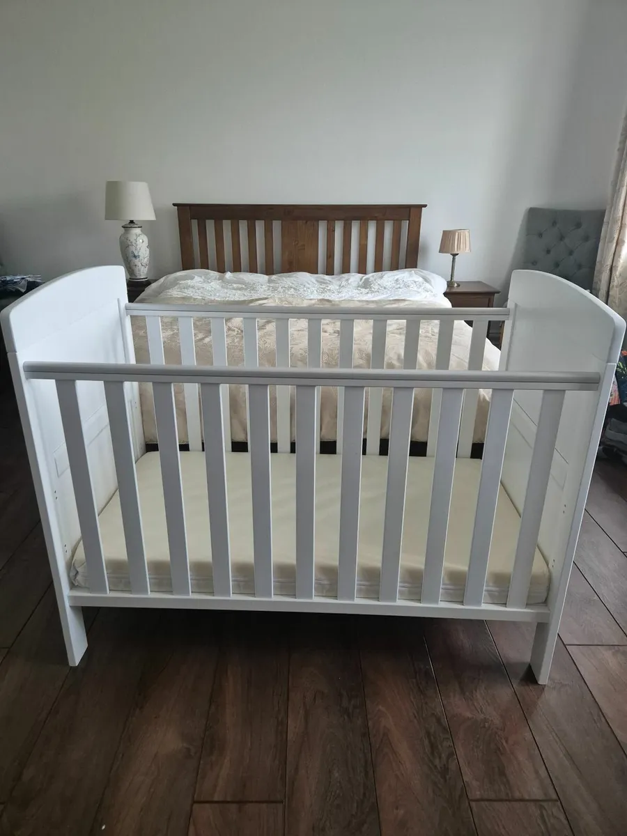 Baby's Cot and Baby Einstein Entertainer - Image 4