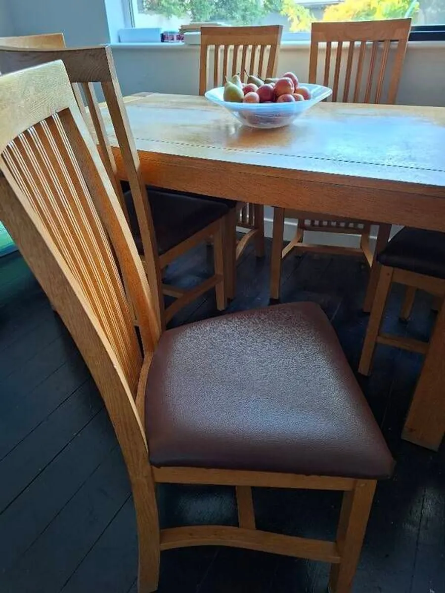 Table and 6 chairs - Image 1